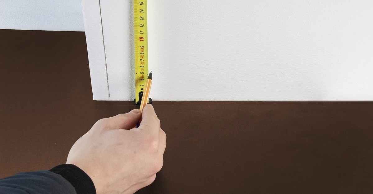 misurare per battiscopa sulle scale