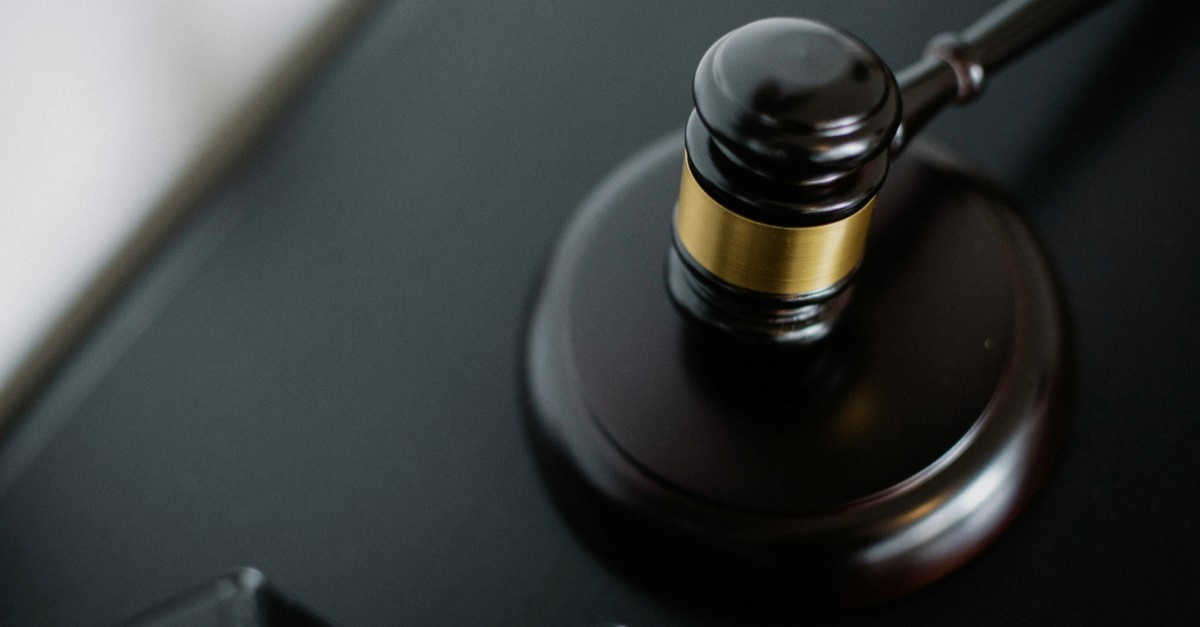 giudice con martelletto