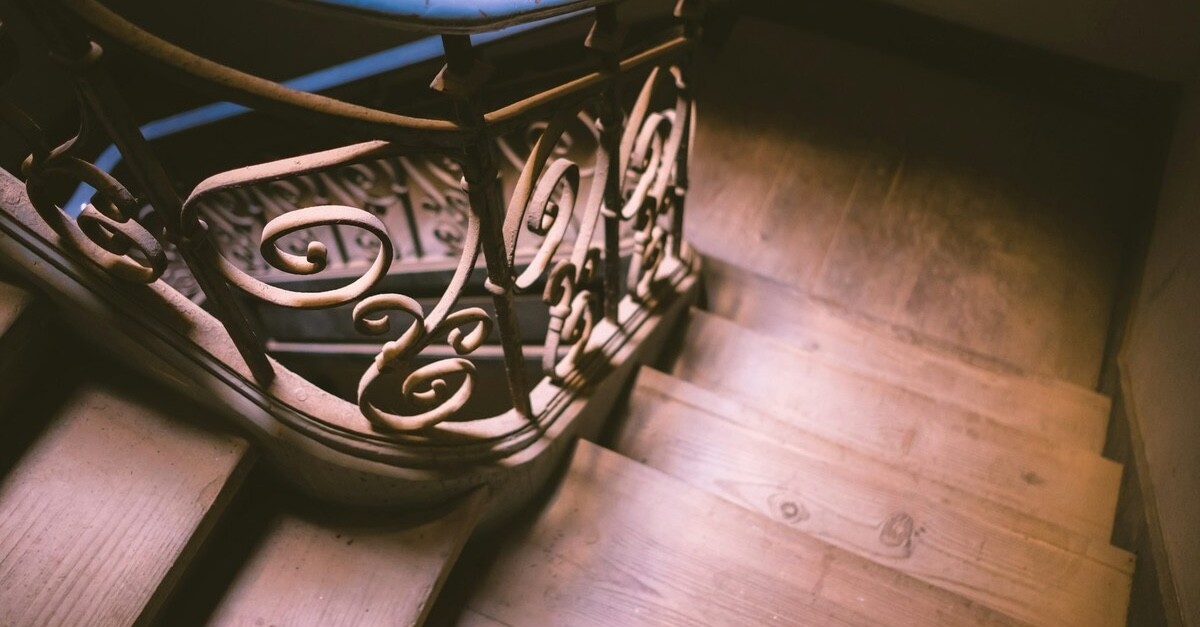 una scala con battiscopa