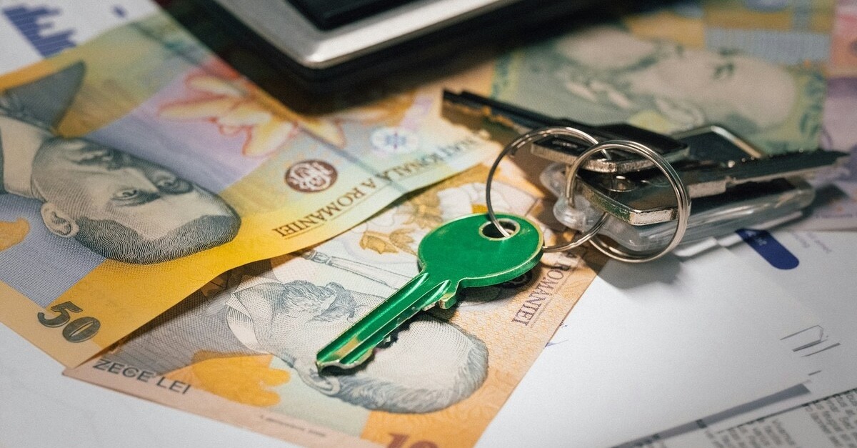 soldi e chiavi di casa in affitto