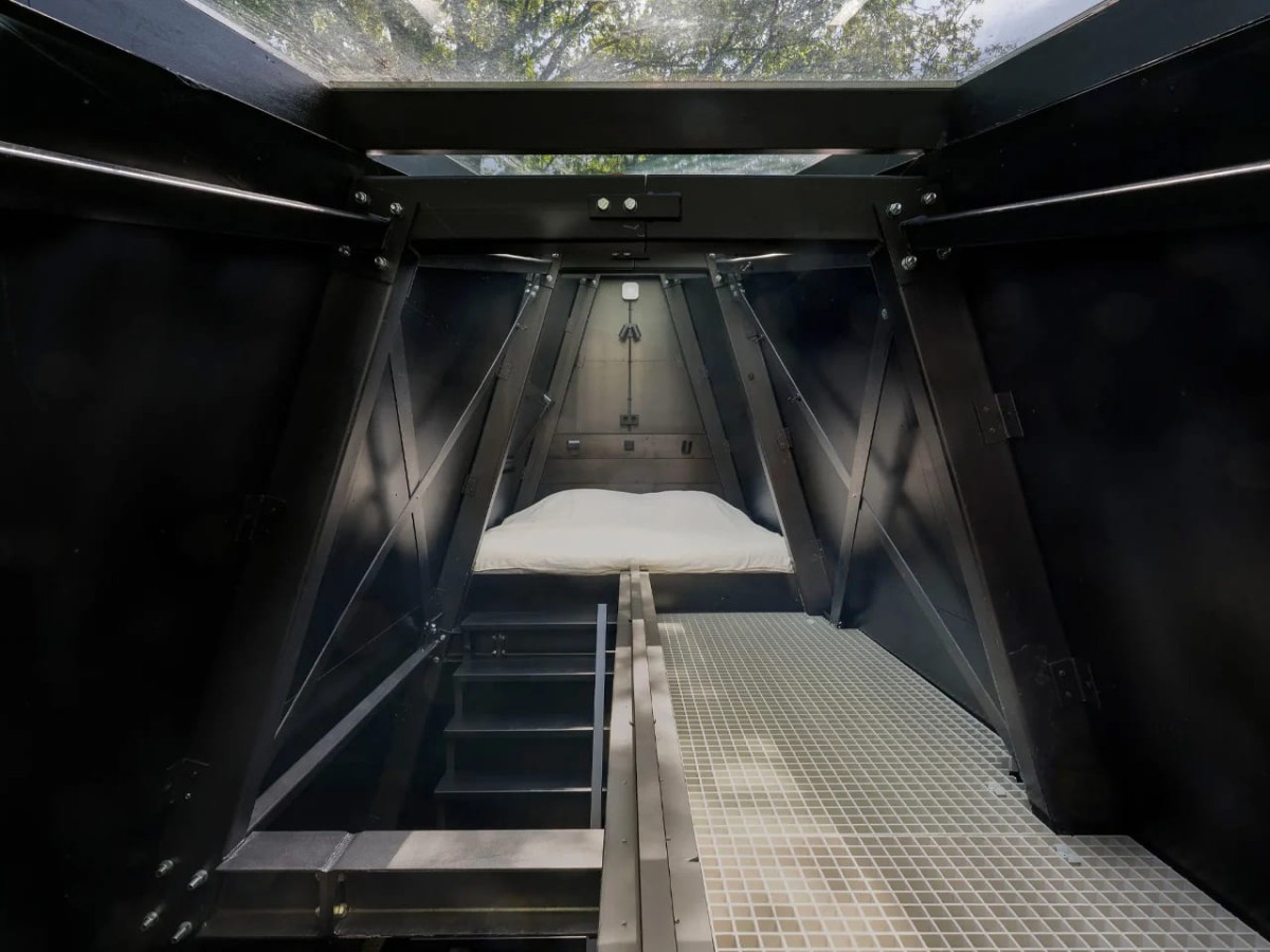 En el segundo nivel se encuentra un dormitorio con dos camas individuales.