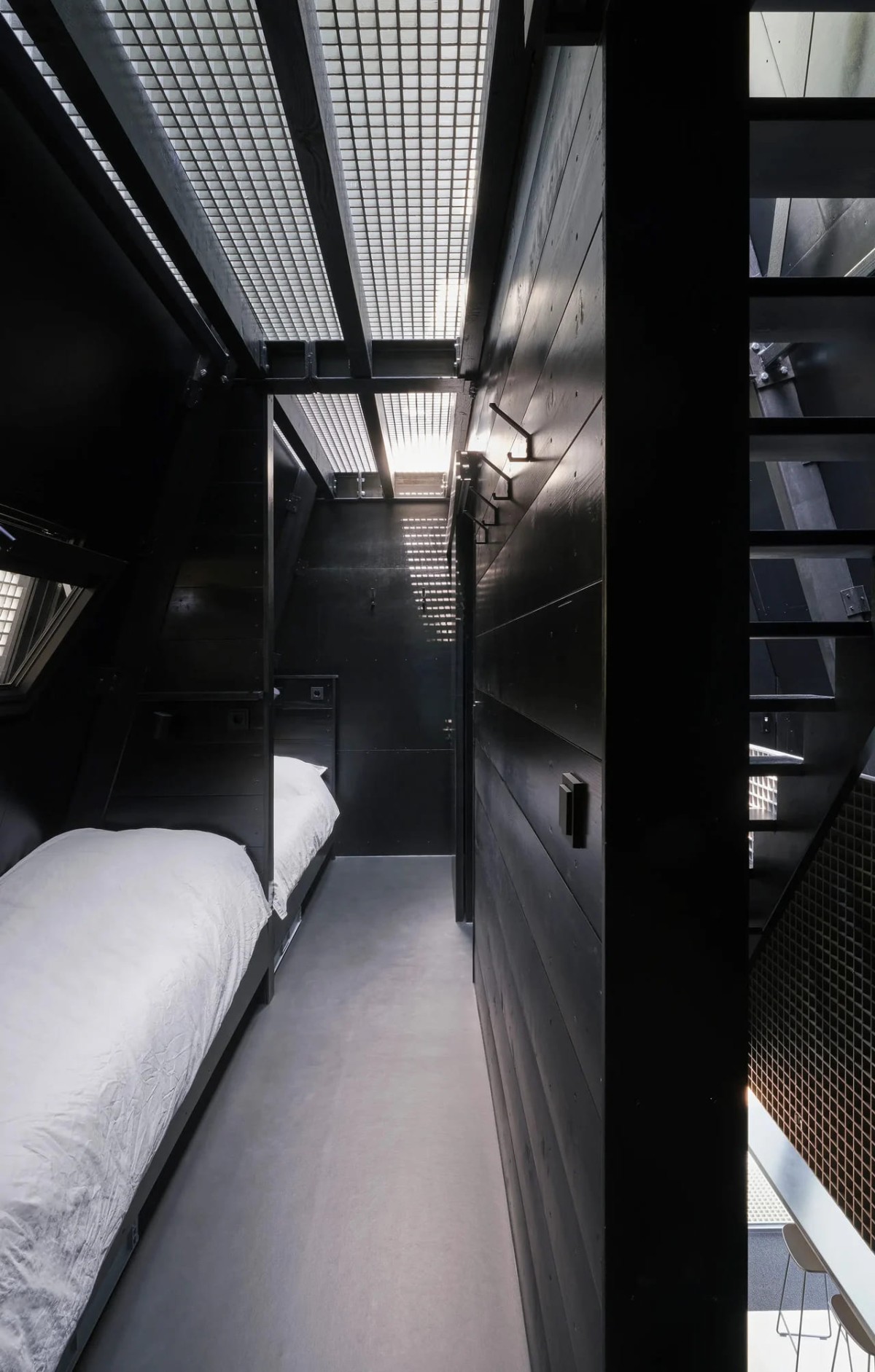 El tercer nivel cuenta con una cama doble y un techo de cristal, permitiendo a los residentes disfrutar del paisaje.