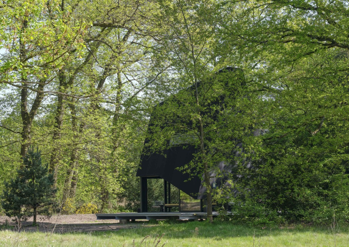 El edificio está situado cerca de los árboles, los cuales proporcionan sombra y ayudan a mitigar el calentamiento, especialmente debido a su fachada de caucho negro.