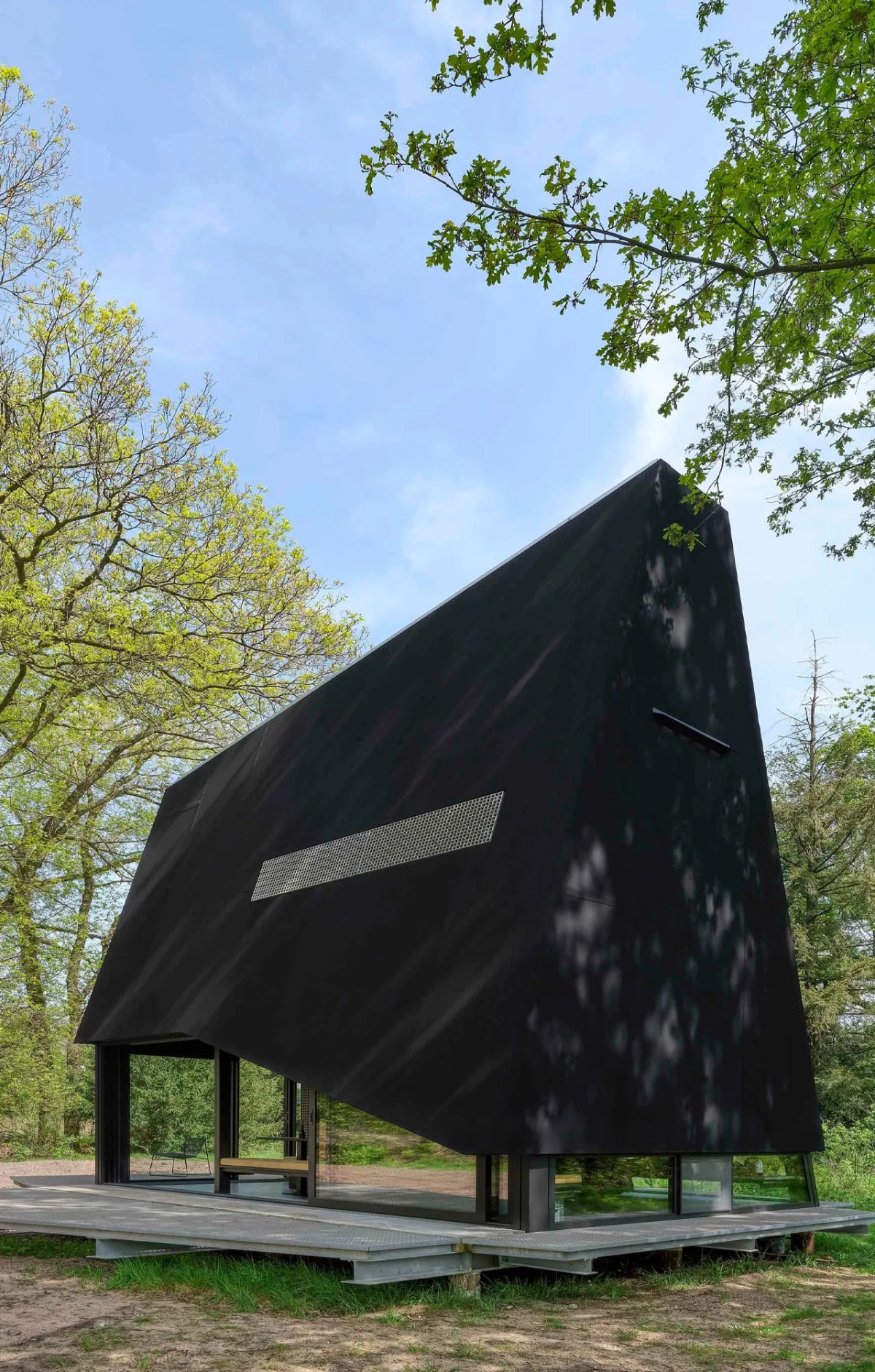 Su estructura, construida con acero y madera recubierta de caucho, se asienta sobre pilotes atornillados en lugar de cimientos de hormigón.