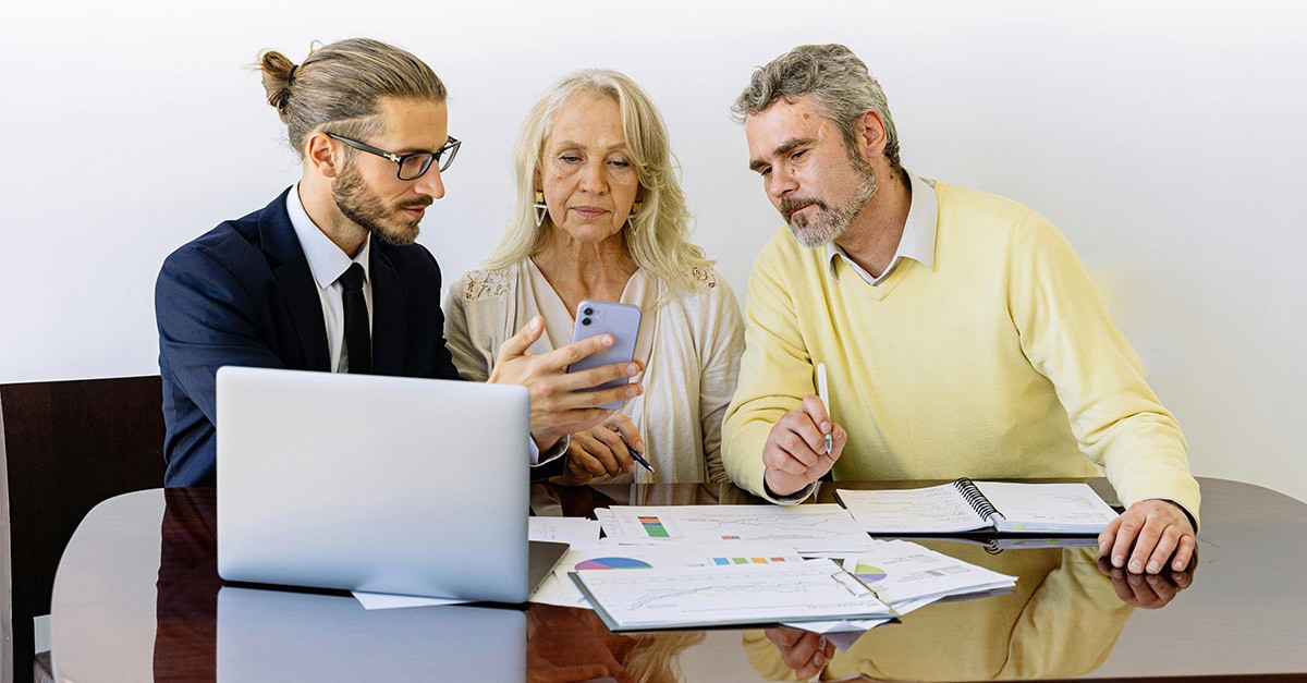 Agente immobiliare con coppia di acquirenti