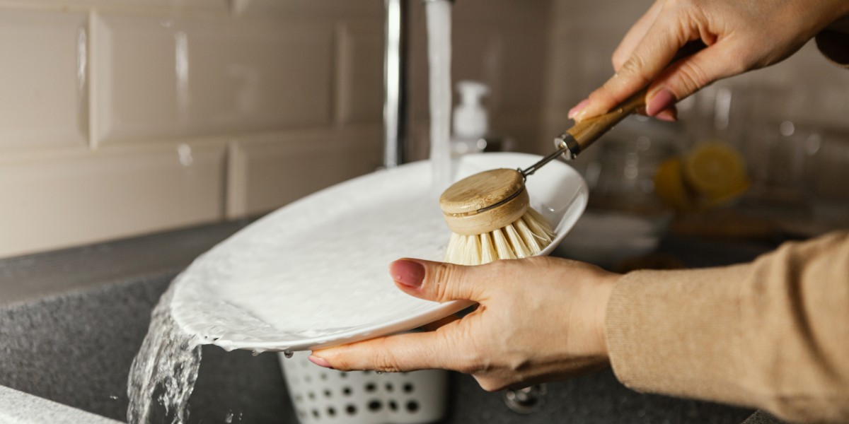 lavare piatti a mano