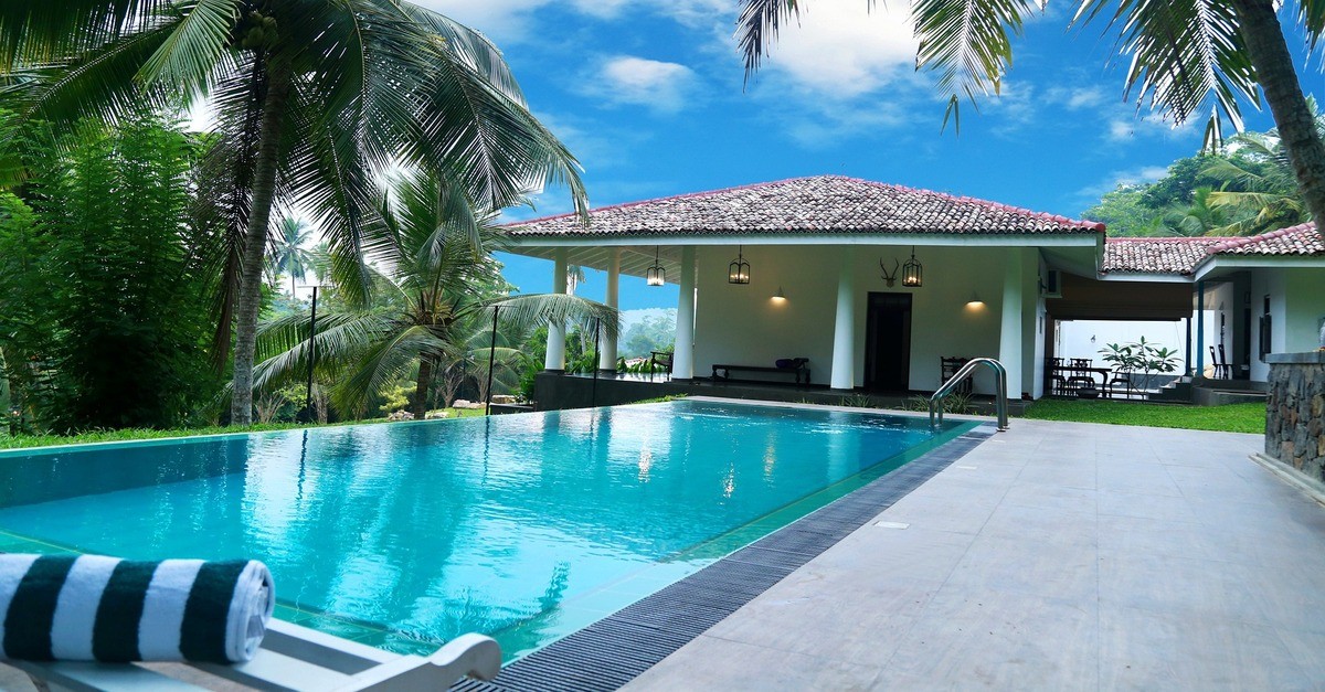 Una piscina scoperta con gazebo bianco sullo sfondo Una piscina scoperta con gazebo bianco sullo sfondo