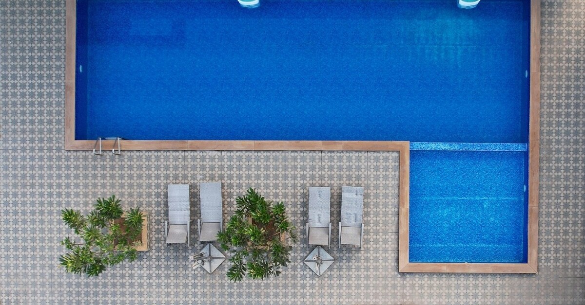 piscina e sedie a sdraio piscina e sedie a sdraio
