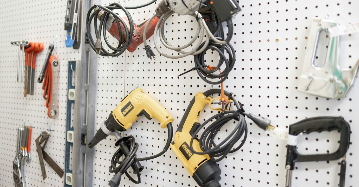 pegboard con dei trapani appesi pegboard con dei trapani appesi
