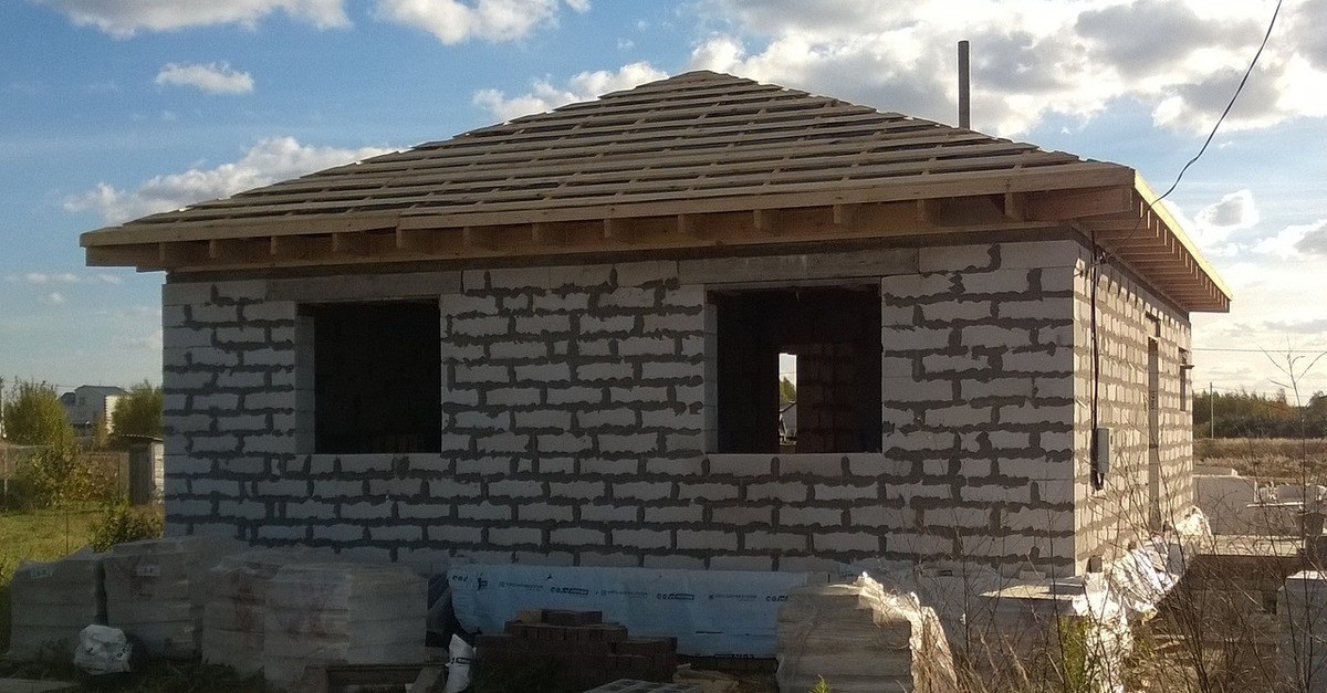 Una casa in costruzione prima d'inserire il cappotto termico