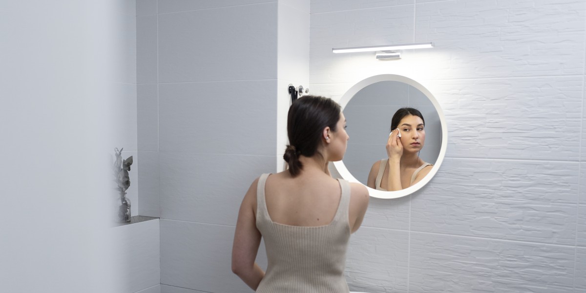 luce sopra lo specchio del bagno