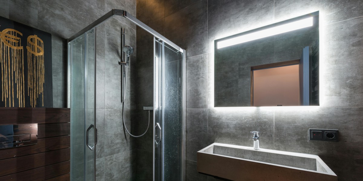 luce sopra lo specchio del bagno