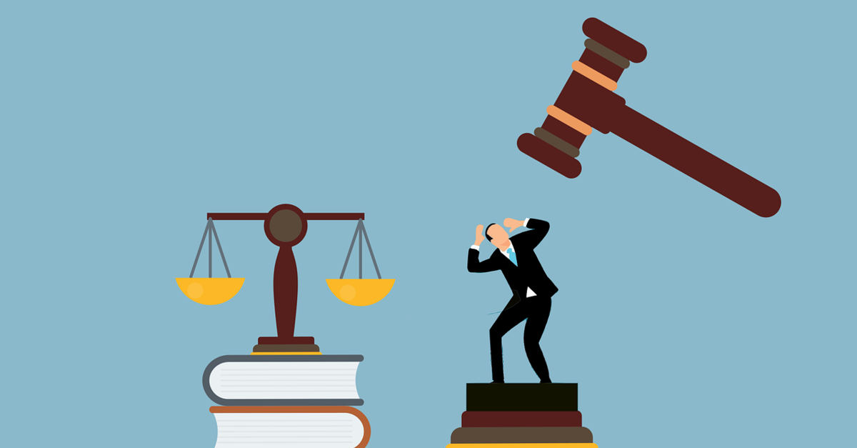 L'immagine di un piccolo uomo schiacciato sotto il martelletto del giudice con accanto la bilancia della giustizia