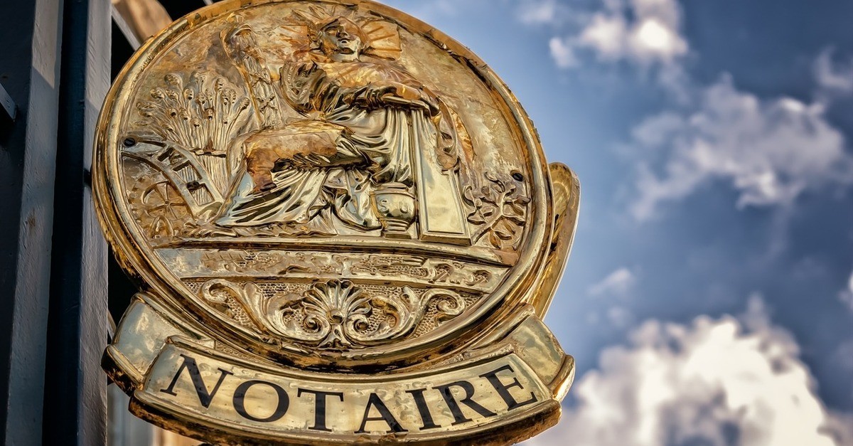 La foto di una targa professionale in oro di un notaio