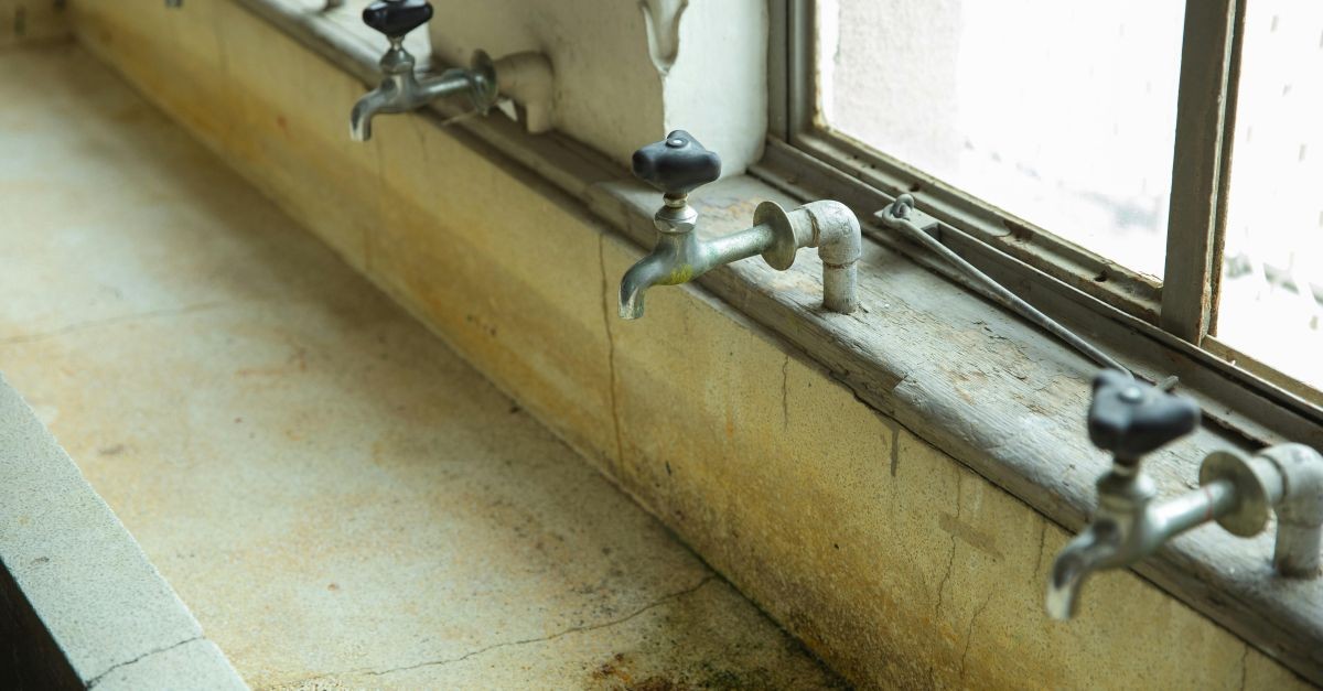 vecchi rubinetti con muro colpito da muffa da condensa 