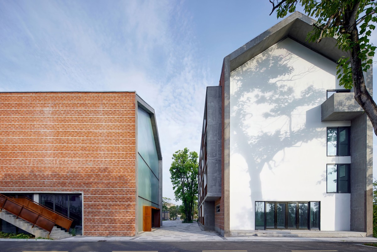 El proyecto incorporó nuevas construcciones para complementar la arquitectura industrial original.
