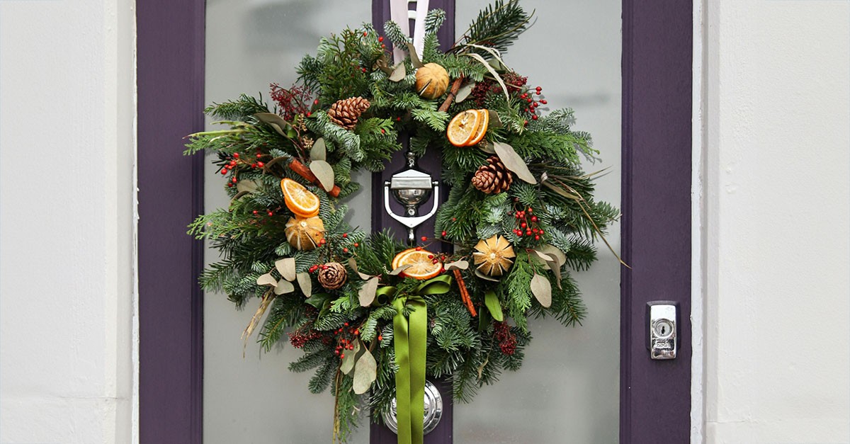 Addobbi natalizi sulla porta in condominio