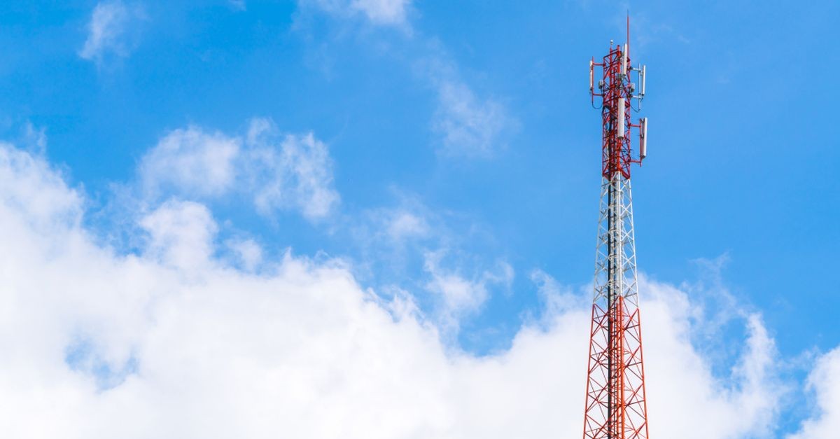 antenna che si staglia sul cielo azzurro