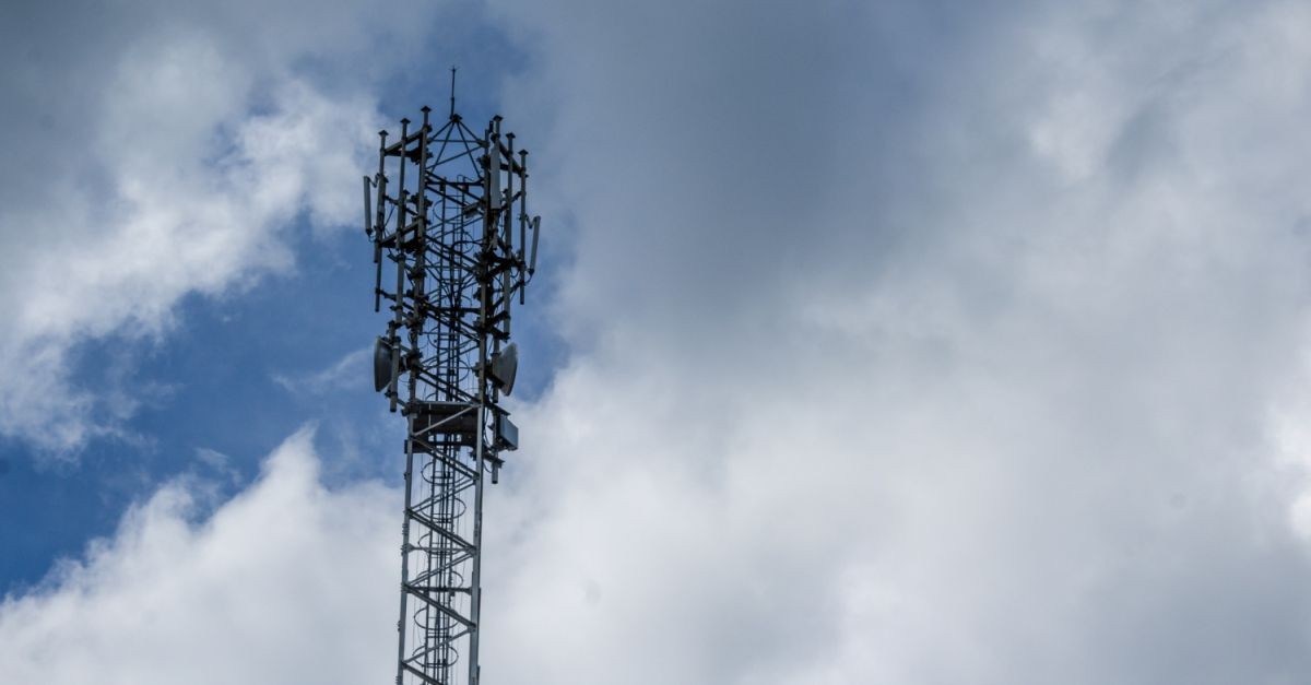 antenna che si staglia sul cielo nuvoloso