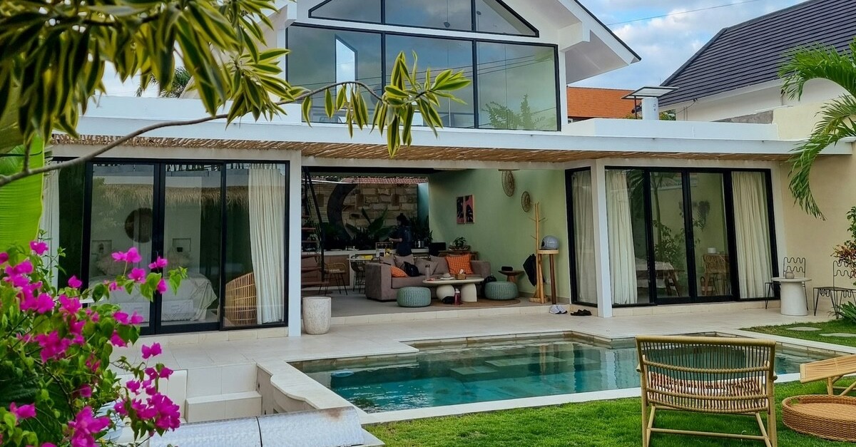 casa di lusso con piscina e giardino