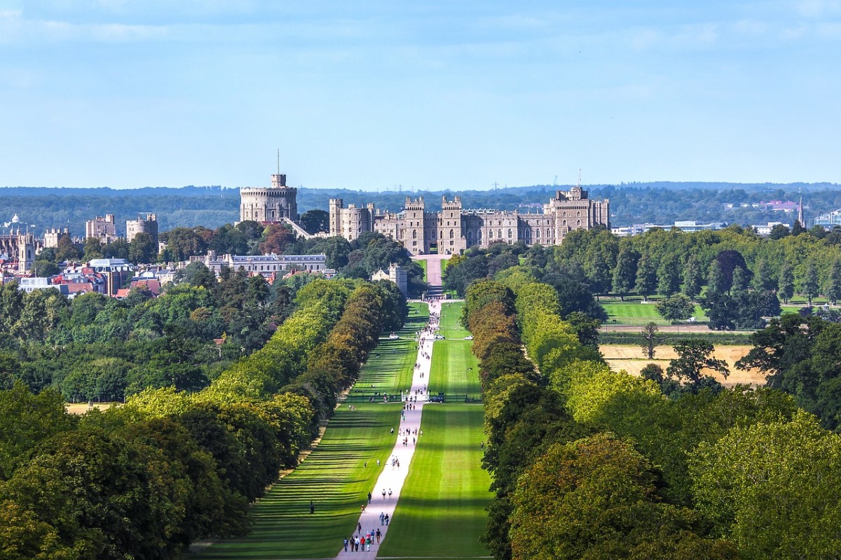 La vista del viale alberato e sullo sfondo il castello di Windsor