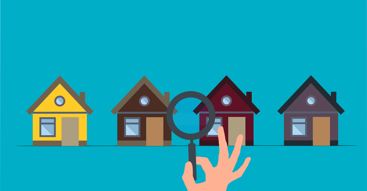 La grafica mostra una serie di case stilizzate su sfondo blu acceso ed una mano con la lente d'ingrandimento