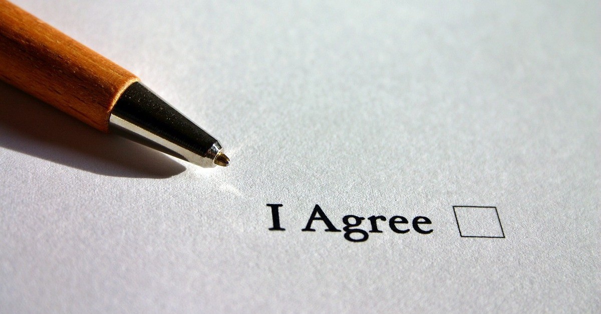 Un contratto dove è evidenziata la parole I Agree, in italiano una conferma di accordo