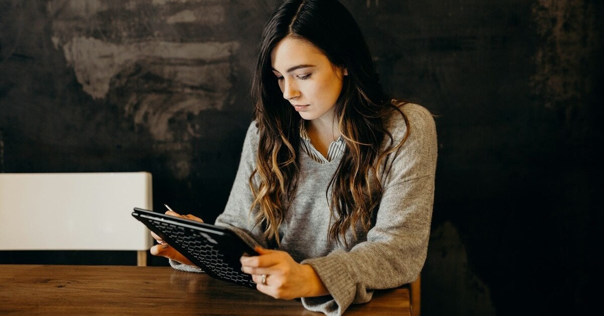 donna che controlla lo stipendio donna che controlla lo stipendio