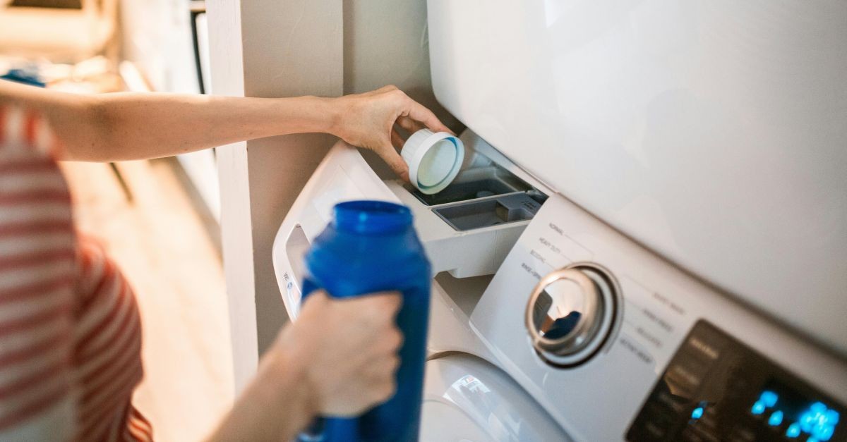 donna versa detersivo in lavatrice