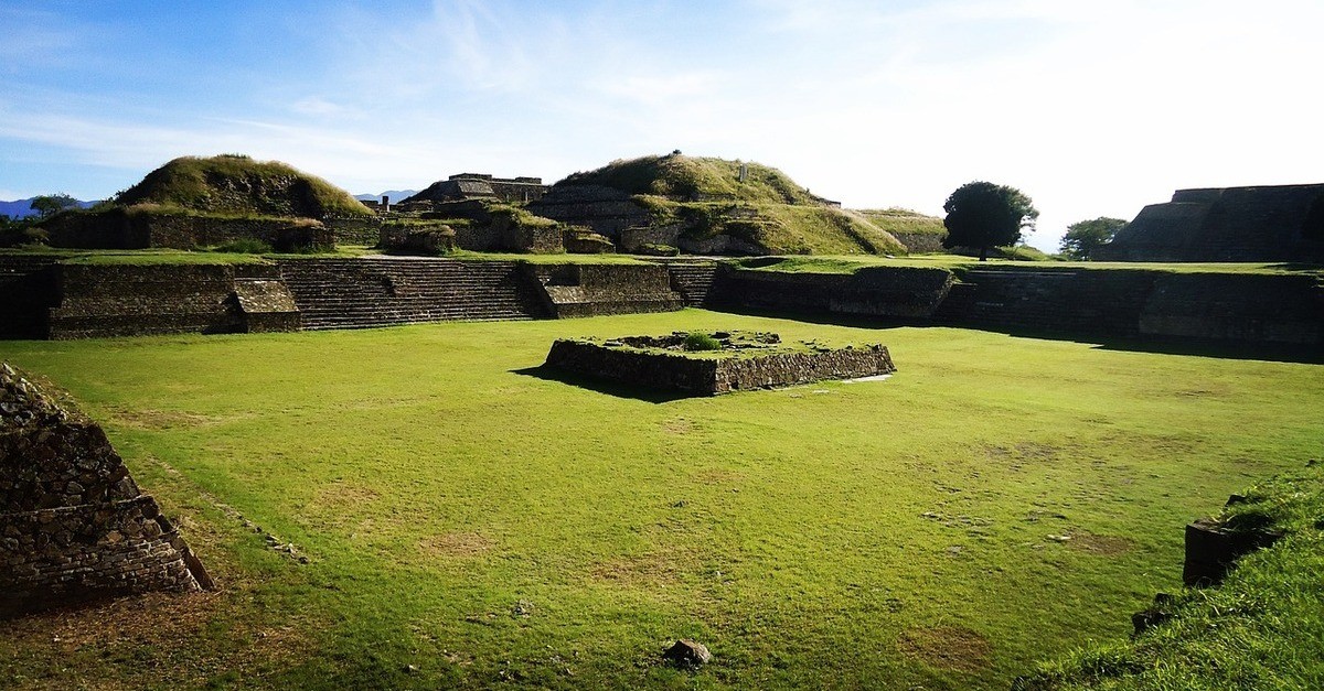 Un sito archeologico coperto dal verde in Messico