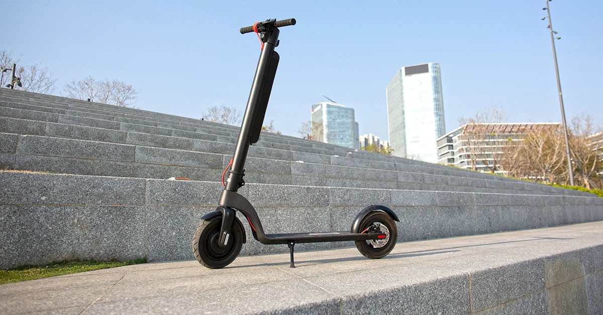 Monopattino elettrico parcheggiato