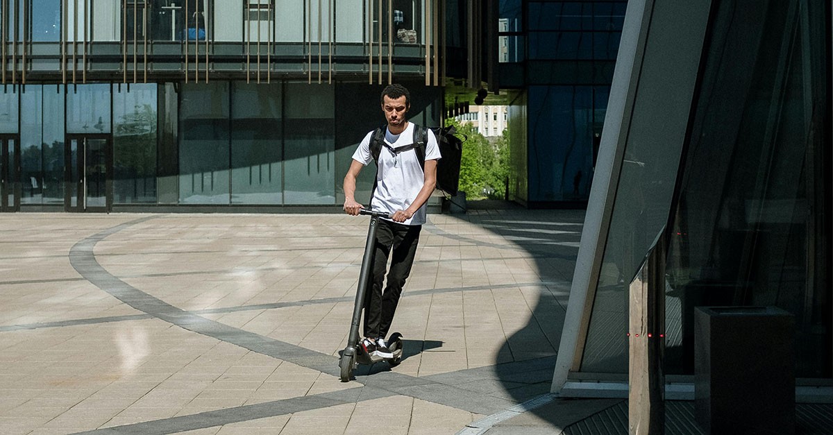 Monopattino elettrico senza casco