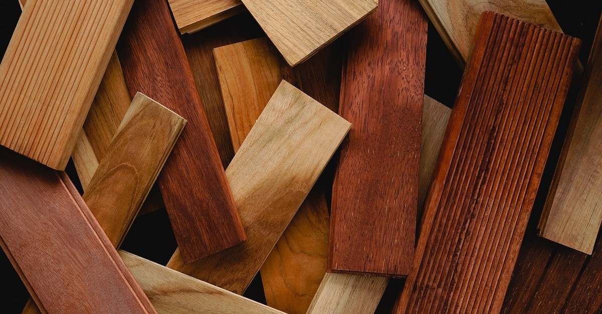 Listelle di legno usate per stendere il parquet