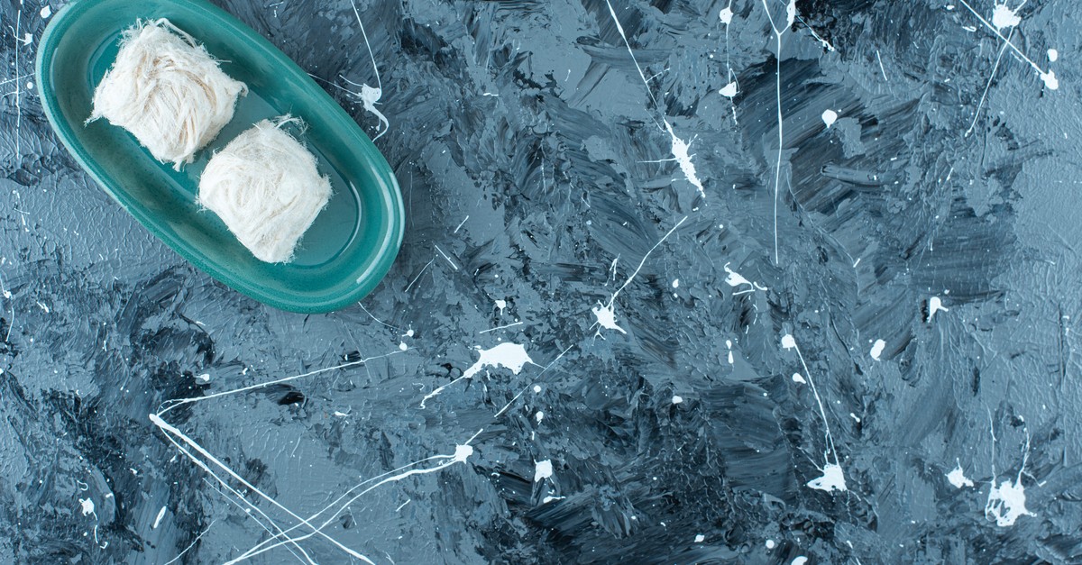 Pavimento in resina effetto pietra naturale sui toni del blu con delle venature bianche