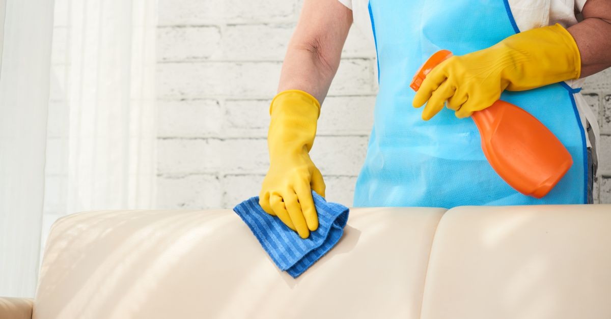 persona che pulisce un divano
