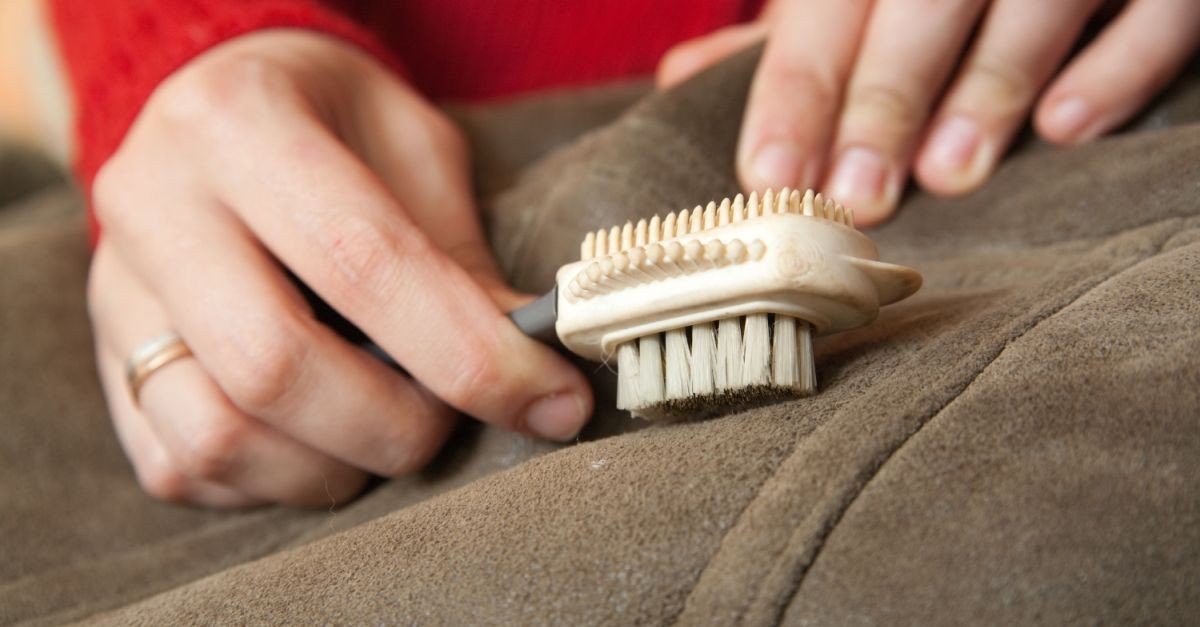 persona che spazzola un divano