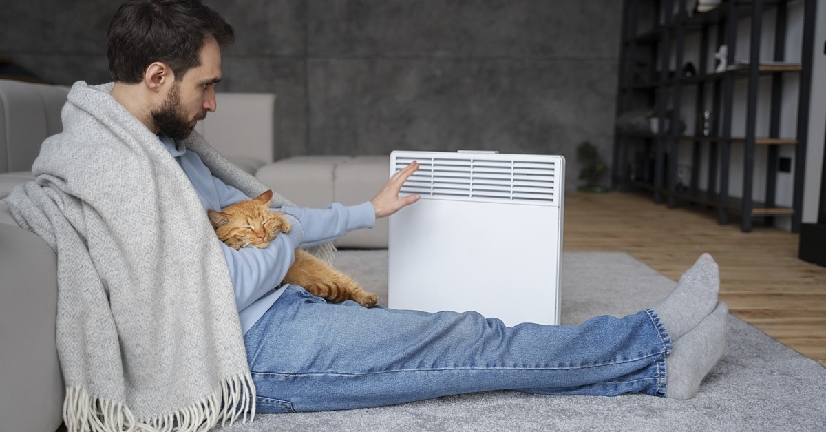 uomo e gatto con deumidificatore