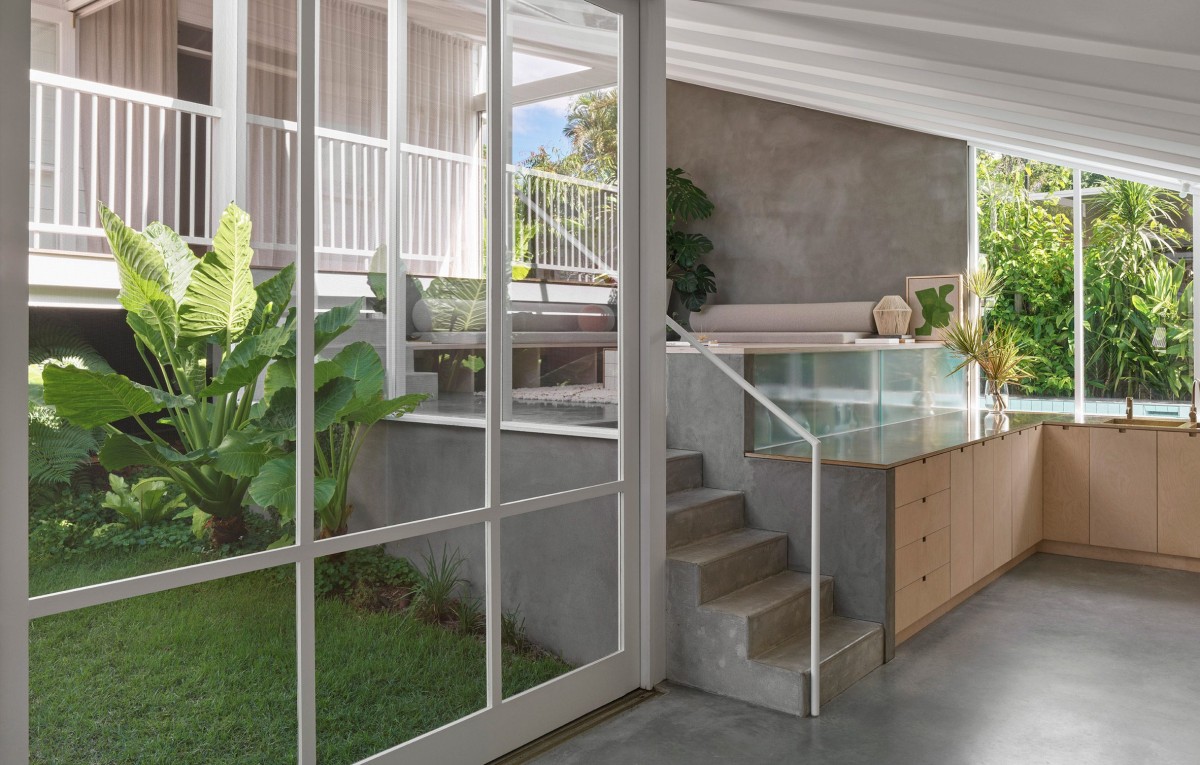 La pendiente de la vivienda obligó a crear espacios intermedios en la vivienda para hacer una pausa a medida que se asciende.