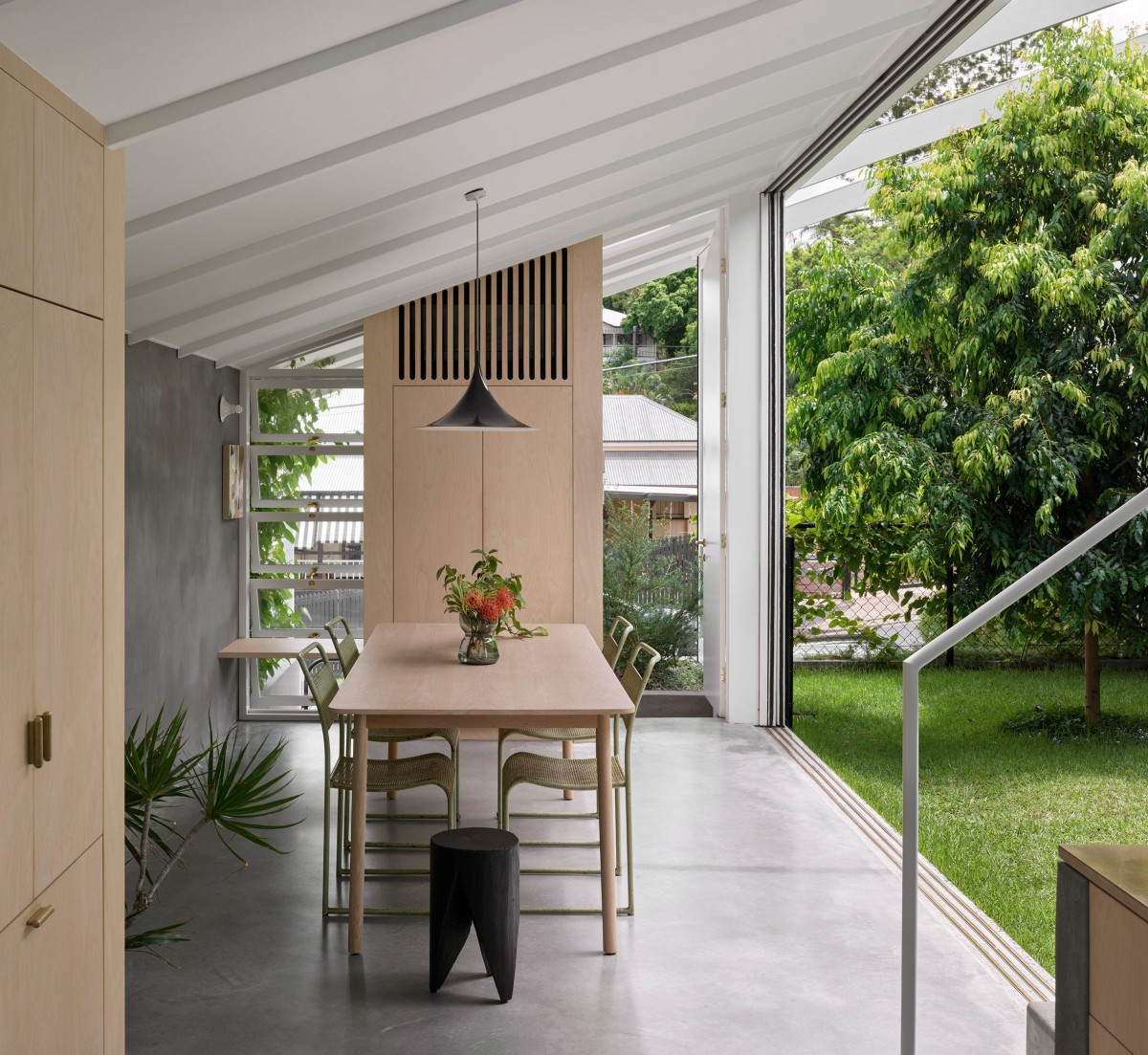 El comedor se sitúa frente a la cocina en una planta con concepto abierto, tanto entre sí como entre el interior y el exterior.