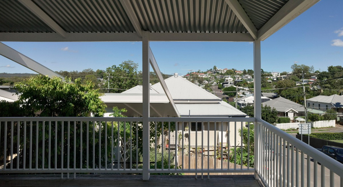 Desde el porche situado en el edificio principal de la vivienda se aprecia perfectamente el desnivel existente.