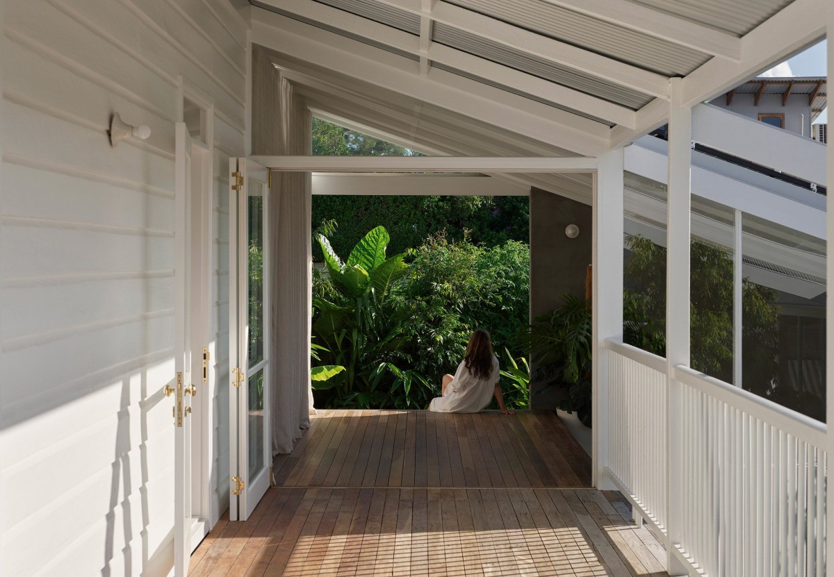 El porche cubierto en forma de L es el elemento que conecta los espacios privados con las zonas comunes de la casa.