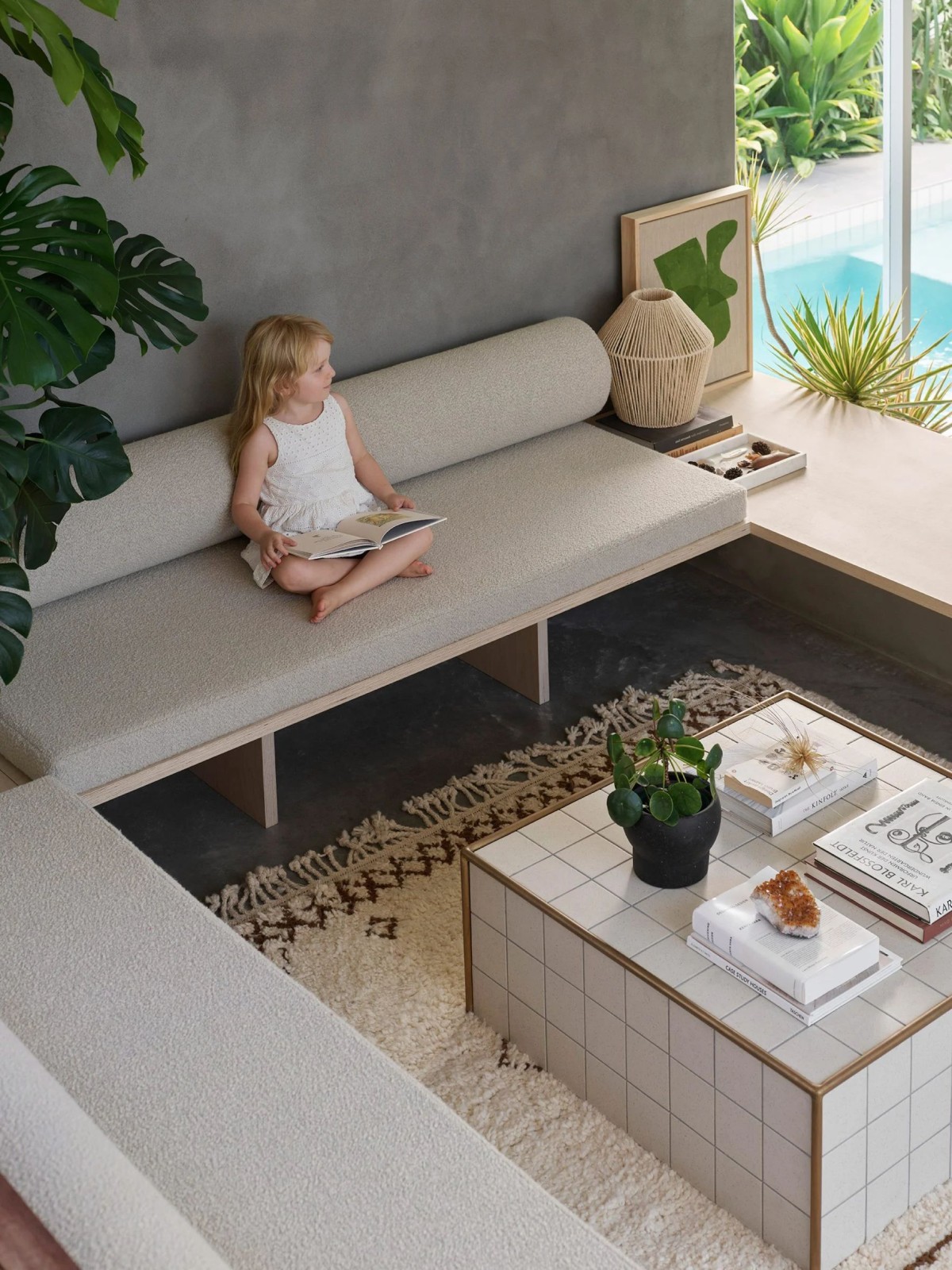 En uno de los niveles superiores se encuentra un sala con un sofá esquinero con vistas hacia las habitaciones y la piscina situada en el nivel inferior. 