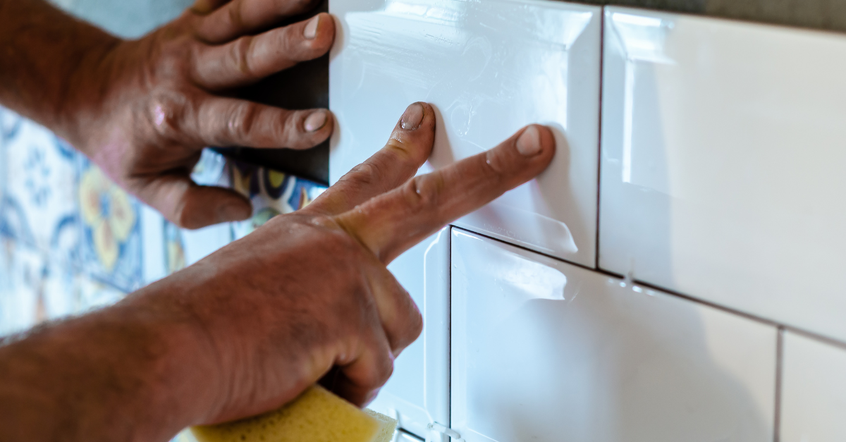 La posa delle piastrelle è un passaggio particolarmente delicato in quanto non solo influenza la riuscita complessiva dell’ambiente sul quale si sta lavorando, ma perché richiede particolare attenzione ai particolari. In questo senso, una delle questioni più ricorrenti è: le piastrelle vanno bagnate prima della posa? Benché non sia necessario esplicitamente inumidire uno o entrambi i lati, è comunque opportuno assicurarsi che siano puliti. Si suggerisce quindi di rimuovere la polvere in eccesso, soprattutto
