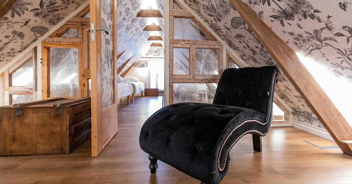 una soffitta decorata con carta da parati