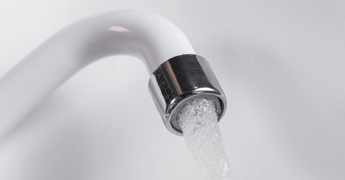 getto d'acqua che esce dal rubinetto