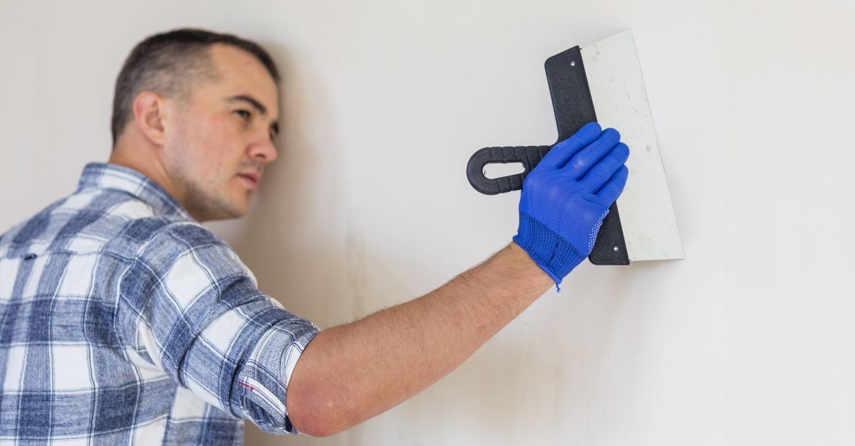 operaio che lavora a un muro