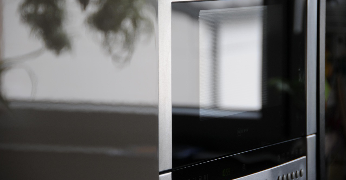 un microonde in primo piano