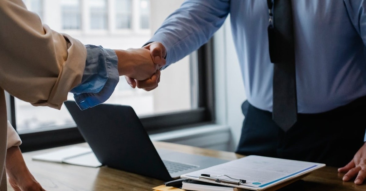 stretta di mano per affare
