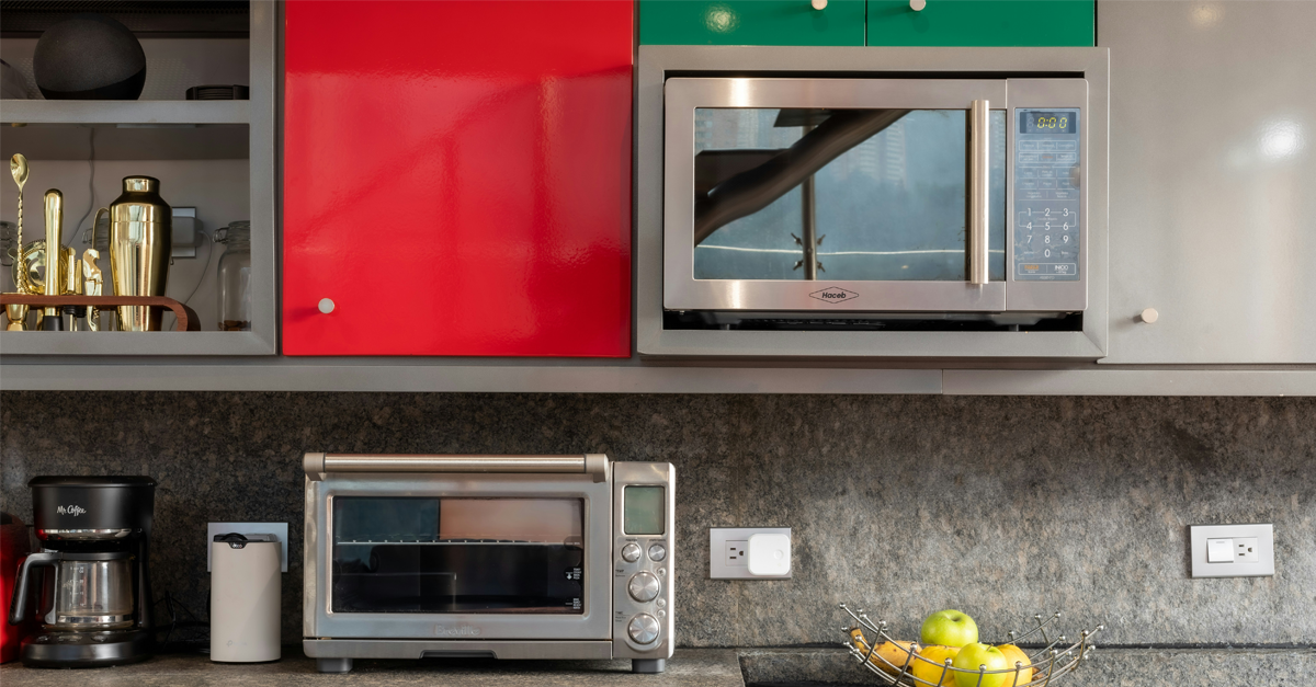 microonde su cucina moderna