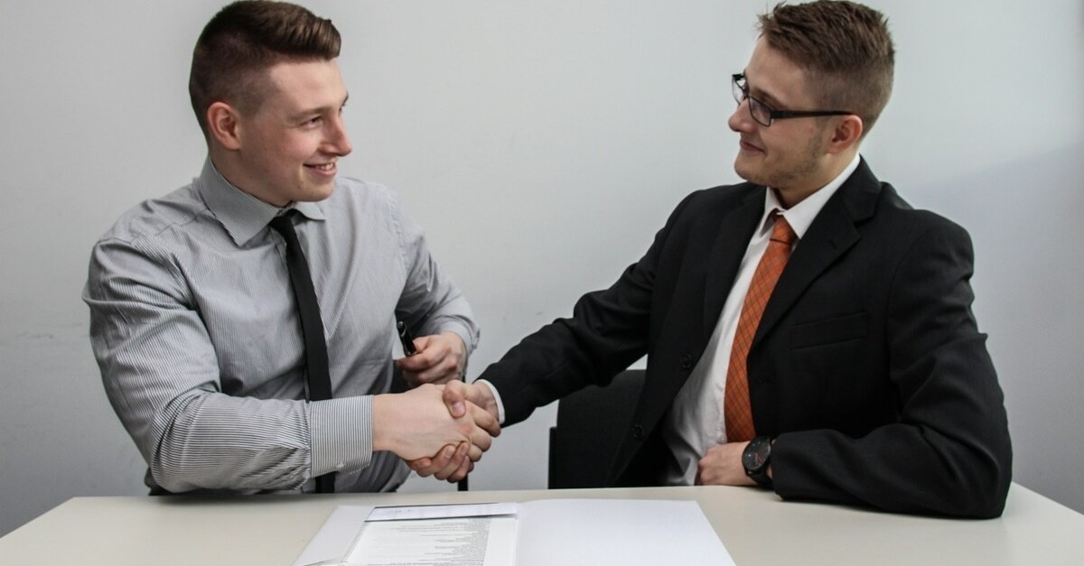 uomini che fanno un accordo